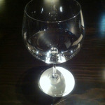 Mikage Kura - 純米大吟醸酒をリーデルのワイングラスに注ぎます