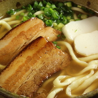 沖縄料理といえば、の逸品が勢揃い！飲み放題付コースも◎