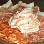 ア ミオ アージョ - パルマ産生ハムトイタリア産サラミの盛り合わせ