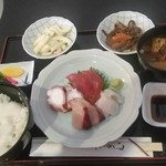 居酒屋 己 - お刺身ランチ(この日だけご飯がとろろご飯でした)