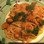 タベルナ・パパ - ホッキ貝とツブ貝のトマトソーススパゲッティ。ジェノベーゼペースト添え。