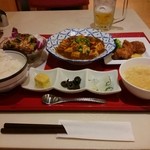 オリーブの実 - □選べる中華御膳　1166円(内税)□　主菜を麻婆豆腐､副菜を油淋鶏､ご飯を白米を選択。+￥108でデザートのグレードアップが出来ます。