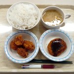 Dokkyou Daigaku Gakushoku - ご飯大盛り（120+40円）、味噌汁（30円）、唐揚げ（90円）、コロッケ（50円）。少し食べてます。