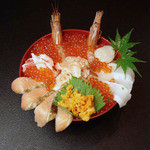 Uoshintei - 「大北海道丼2,800円」いくらがたっぷり豪華丼！生エビ・イカ・とろサーモン・ウニ・ほたて・カニ肉！大将もおすすめ。