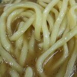千葉家 - 酒井製麺の中太麺は気持ち柔らかめ。