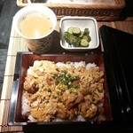 串料理 ふくでん - 地鶏の親子重￥８５０ ＋お新香￥５０