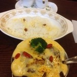 トマト - ビーフジャワカレー＋季節の野菜＋チーズ