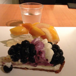 カフェ コムサ - 料理写真:ブルーベリータルト、桃とマンゴーのタルト