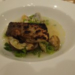 グリーチネ - 相模湾産イナダの網焼き 浅利と挽き割小麦ソース