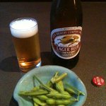 まぐろ丼　加一 - 瓶ビールとお通しの枝豆♪