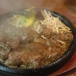 開成珈琲うふふ - 熟成ステーキにソースをかけた状態