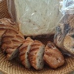 ブーランジェリーイシタ - 購入したパン。右の袋入りはフルーツラスク。