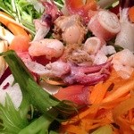 RACINES Boulangerie & Bistro - 函館直送魚介の無農薬野菜サラダランチのアップ写真。