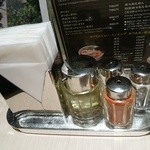 東京アンダーグラウンドラーメン 頑者 - 【2015.10.8(木)】テーブルにある調味料