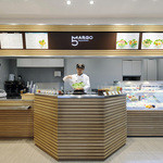 サラダデリMARGO - １階のサラダキッチン。中央がミキシングステージ。