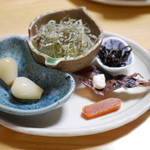 活鰻の店 つぐみ庵 - 「お摘み盛合せ」ラッキョ、昆布、シラスおろし、唐墨　2015年8月