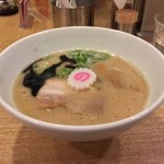 カーザ ルカ - ラー博は俺の社員食堂。  半拉麺二番勝負 其の壱 ミニミラノとんこつラーメソ！  なるとがキュート♡  