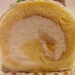 Burizubeihoterukekishoppu - 桃のロールケーキ(断面）