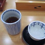 Washokudou Yamazato - 注文すると先ず焙じ茶に加えて消化を助ける梅茶もそえられてます。