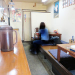 麺屋 多吉 - 夜はちょい飲みが出来るラーメン居酒屋になります。店内は、こじんまりしたアットホームな雰囲気です。
