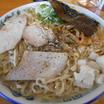 ケンちゃんラーメン - 普通盛りの油っぽく