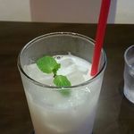 福岡県産あまおう苺加工販売所 伊都きんぐ 天神店 - 苺みるくサイダー果肉がたっぷり