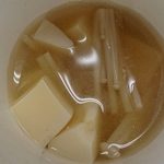 たまや - たまや ＠板橋本町 自家製 幕の内弁当に付く味噌汁の具は豆腐とエノキでした