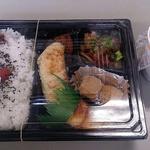 たまや - たまや ＠板橋本町 自家製 幕の内弁当 味噌汁付き 463円（税別） 税込で500円ぽっきり 包装形態