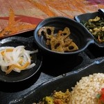 旧ヤム邸 空堀店 - タマネギのピクルスと小鉢