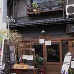 旧ヤム邸 - 窓越しに見える２階のシャンデリア　気になる