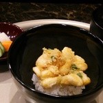 天ぷら わかやま - 小柱の天丼。タレは軽くかけてあり、小柱の風味を楽しめます。