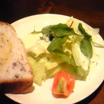 ビージェーカフェ - セットのサラダとパン