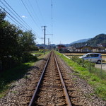 Teuchi Yamamoto Udon - 駐車場の横は線路a