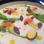ガストロノミー ジョエル・ロブション - 真鯛のカルパッチョ　紅芯大根と根菜　長崎のカラスミを添えて　レモン風味