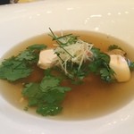 ガストロノミー ジョエル・ロブション - ボタン海老のアンフュージョン　松茸　ターメリックとフレッシュコリアンダー風味