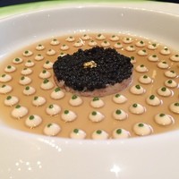 ガストロノミー ジョエル・ロブション - アミューズ。キャビアと蟹肉をオマールの薫りたっぷりのゼリーで。幾多郎の目のような白い物たちはカリフラワー