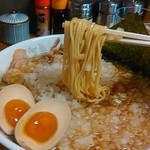 元祖敏々亭 びんびん - 玉ねぎを掻き分け、麺を持ち上げるとこんな感じです。