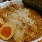 元祖敏々亭 びんびん - 薬味(玉ねぎ)ラーメンに、チャーシュー、煮玉子をトッピングです。