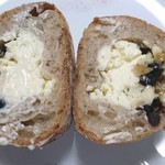 ハチパン - ブルーベリー＆クリームチーズカンパーニュカット