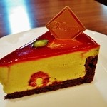 『ディヴァン』(650円)! ビスキュイショコラの生地の上に、ピスターシュのババロアとフランボワーズのジャムが上に～♪(^o^)丿