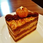 『マロニエ』(630円)！ ザクザクっとした食感で、ラム酒の香りがケーキ全体に効いている！！濃厚なマロンクリームとラム酒、チョコレートのコクが力強く感じられた逸品～♪(^o^)丿