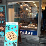 Waffle Planet - お店の前にはでかでかと1€のワッフルの看板が！