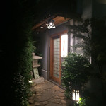 初音鮨 - 外観　こちらのドアの先が待合室です。