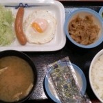 Matsuya - 松屋(山科）で、ソーセージエッグ定食。400円。