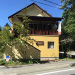 E.Bu.Ri.Ko - 一階が駐車場で二階がお店です。