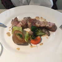 E.Bu.Ri.Ko - 東御産の豚肩肉のソテー。とても美味しいお肉で脂が甘い！ 付け合わせにはキノコ入ってます！
