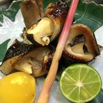 Rakuzan - 10月のおすすめ　松茸秋刀魚巻焼：提供できるのが非常に短い1品です。
      松茸を酒味醂醤油に漬け込んだ秋刀魚で巻いて焼いてあります。
      常備してませんので若大将までお問い合わせください。