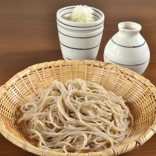 厳選した信州の醤油と店主地元蟹江の味醂をベースにしたそばつゆ