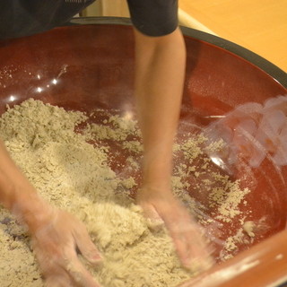 殻付きの玄蕎麦から自家製粉・手打ち