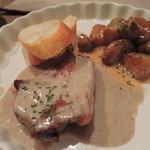 bistro D - 子羊のロースト
      お肉がやわらか～い♪
      付け合わせのポテトも美味しいよ。